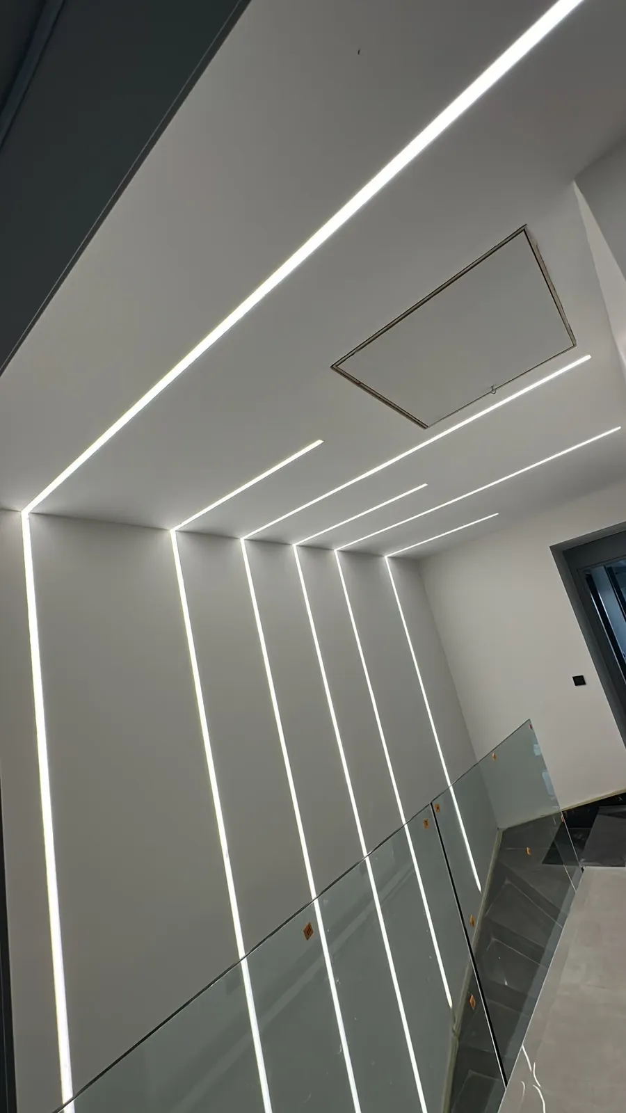 Merdiven ve yüksek tavanda lineer LED armatür aydınlatması